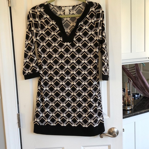 Black v neck dress. - Picture 9 of 9